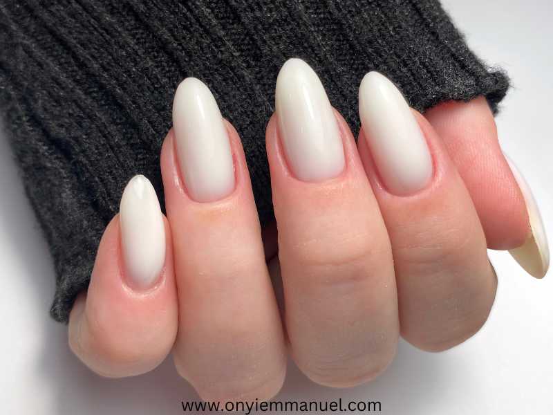 A-white-nail-as-25-stunning-white-christmas-nails