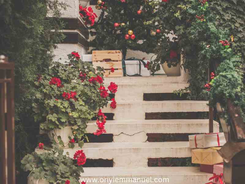 beautiful-flowers-on-staircase-as-28-magical-christmas-staircase-decor-ideas