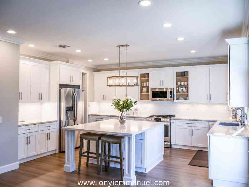 A-White-well-arranged-kitchen-as-27-Spring-Kitchen-Decor-To-Refresh-Your-Cooking-Space.